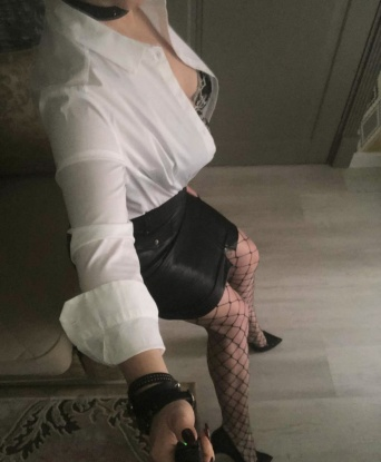 Жгучая красотка с шикарной фигурой подарит тебе море незабываемых ощущений. Готова исполнить все твои желания в постели. Звони скорее, не упустите шанс! 4599, 35 лет